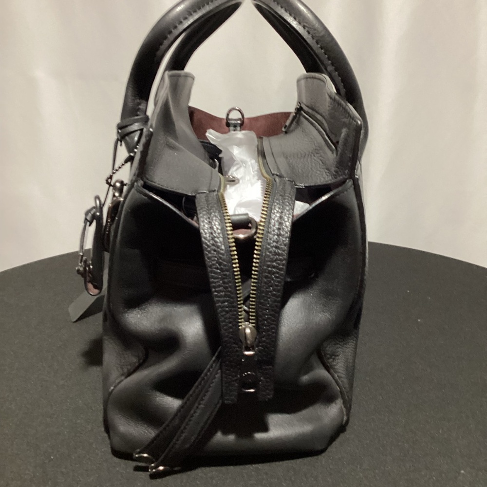Elegant Black Leather Handbag - Picture 7 of 15